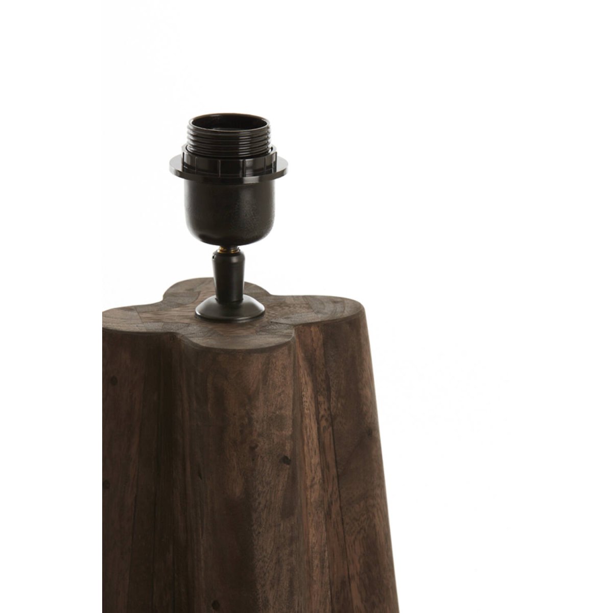 Navelli 40cm Puu lampunjalka valmistajalta Light & Living - Sen kestävä ja geometrinen muotoilu luo harmonisen tasapainon perinteisen ja modernin välille, joten se sopii täydellisesti sekä skandinaaviseen että maalaismaiseen sisustukseen.