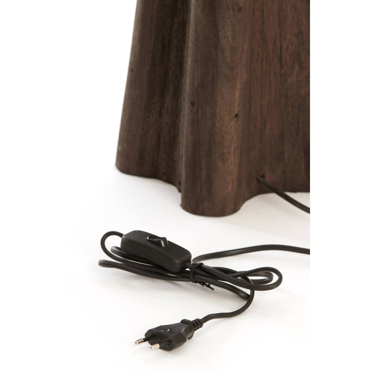 Navelli 40cm Puu lampunjalka valmistajalta Light & Living - Sen kestävä ja geometrinen muotoilu luo harmonisen tasapainon perinteisen ja modernin välille, joten se sopii täydellisesti sekä skandinaaviseen että maalaismaiseen sisustukseen.