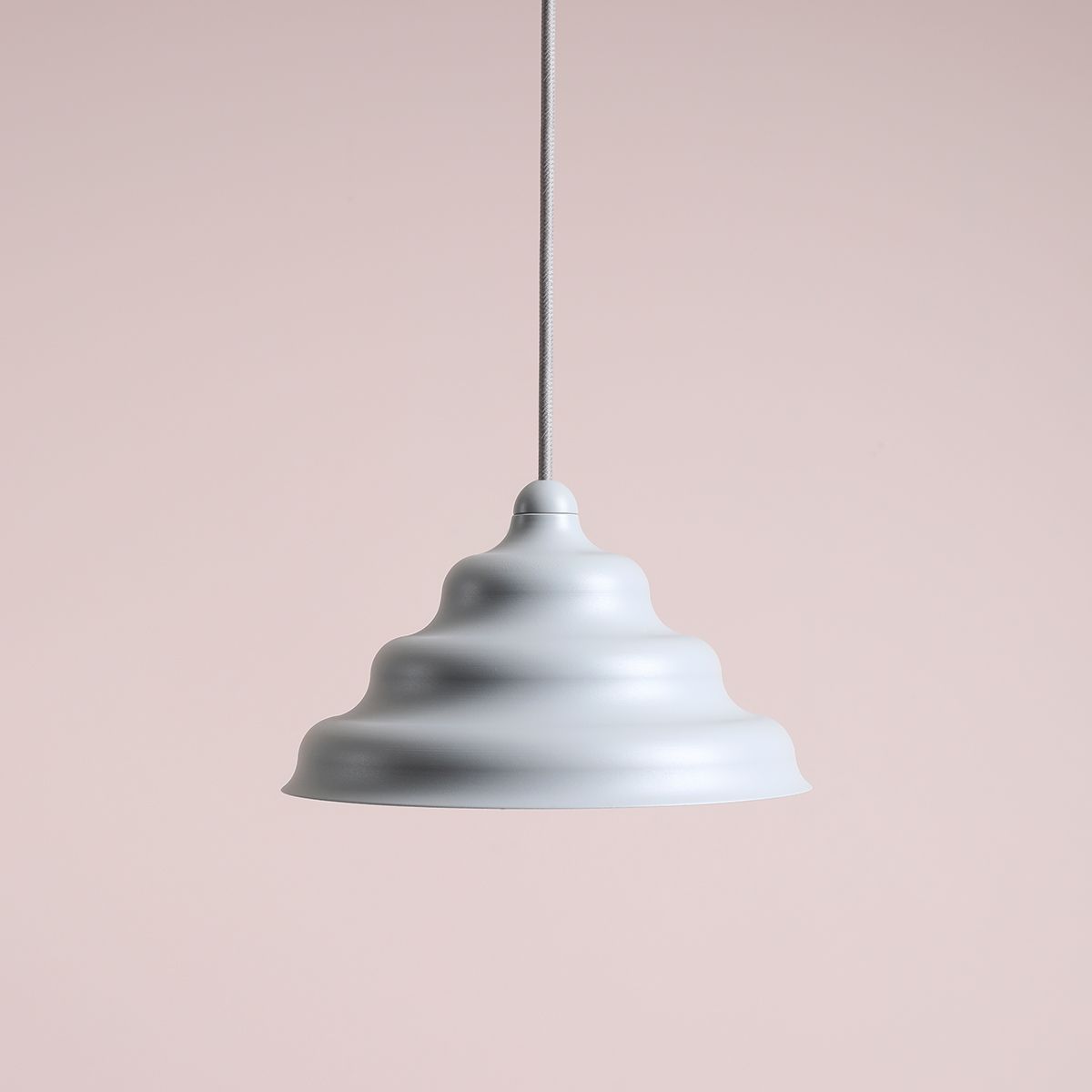 Wave Ø23 Sininen kattovalaisin valmistajalta Artera - Wave on moderni riipus retro-designilla, joka tekee siitä monipuolisen valaistuksen ja sopii jokaiseen kotiin.