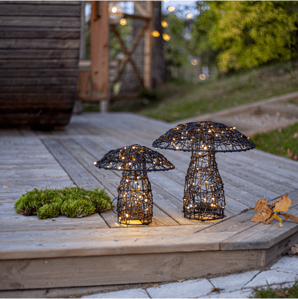 Otto 26cm Musta valmistajalta Star Trading - Valmistettu mustasta synteettisest&auml; rottingista ja siin&auml; on metallirunko.