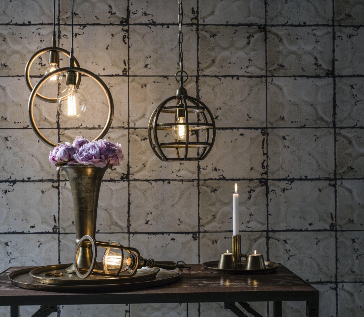 Circle Ø25 Hopea kattovalaisin valmistajalta PR Home - Circle kattovalaisin on yksinkertainen ja tyylikäs metallinen kattovalaisin.