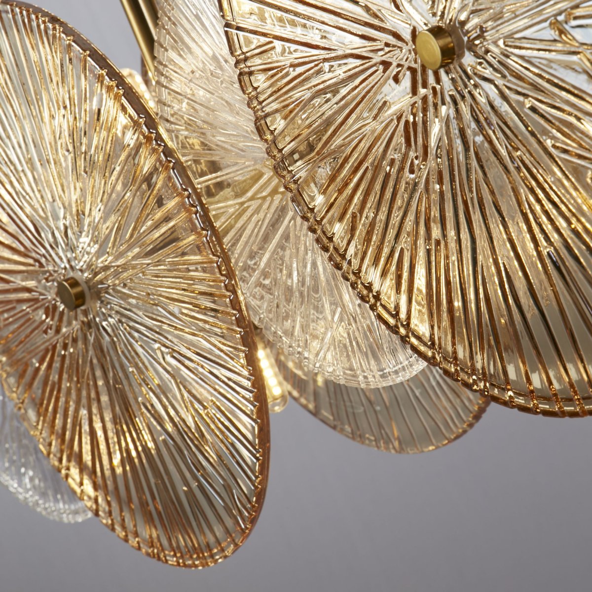 Wagon Wheel 90cm Pronssi kattovalaisin valmistajalta Searchlight - Wagon Wheel -riippuvalaisin on todellinen katseenvangitsija, joka sopii mihin tahansa moderniin sisustukseen.