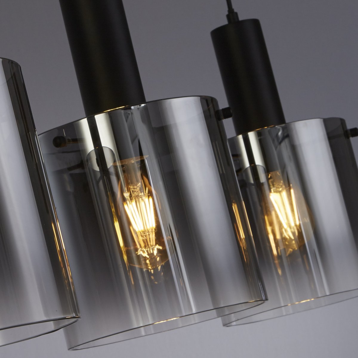 Sweden 142cm Musta kattovalaisin valmistajalta Searchlight - Sweden on tyylikäs kattovalaisin, jossa on neljä sylinterimäistä mustaa, hieman savulasia olevaa kupua, jotka tarjoavat hienostuneen ja tunnelmallisen valon.