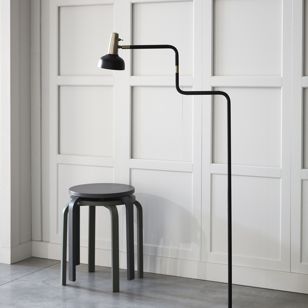 Ray Musta lattiavalaisin valmistajalta CO Bankeryd - Ray-lattiavalaisimessa on moderni ilme ja se on ihanteellinen viihtyisään lukuistuntoon.