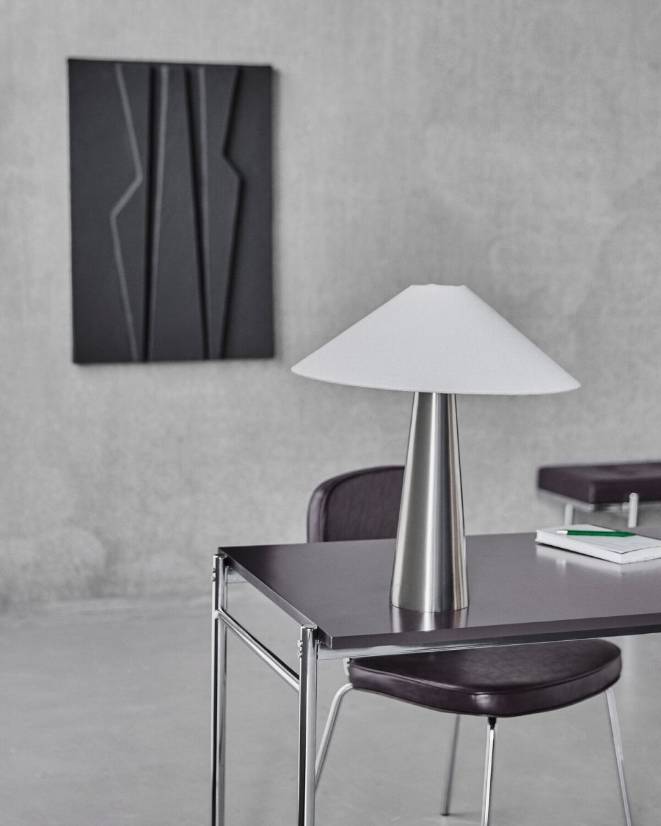 Soffi 48cm Hopea pöytävalaisin valmistajalta House Doctor - Soffi-p&ouml;yt&auml;valaisimessa on tyylik&auml;s ja moderni ilme, jossa yhdistyv&auml;t elegantti metalli ja tekstiili.