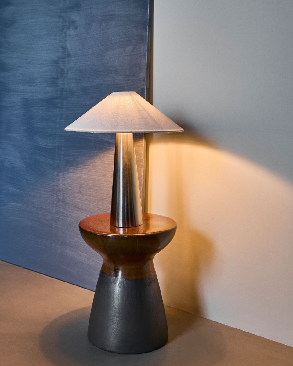 Soffi 48cm Hopea pöytävalaisin valmistajalta House Doctor - Soffi-p&ouml;yt&auml;valaisimessa on tyylik&auml;s ja moderni ilme, jossa yhdistyv&auml;t elegantti metalli ja tekstiili.