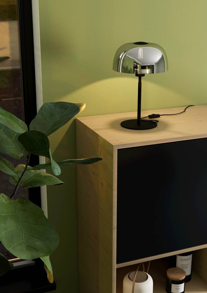 Solo 40cm Musta pöytävalaisin valmistajalta Eglo - T&auml;ss&auml; modernissa p&ouml;yt&auml;valaisimessa yhdistyy tyylik&auml;s musta pohja ja savulasivarjostin hienostuneen ja elegantin ilmeen luomiseksi.