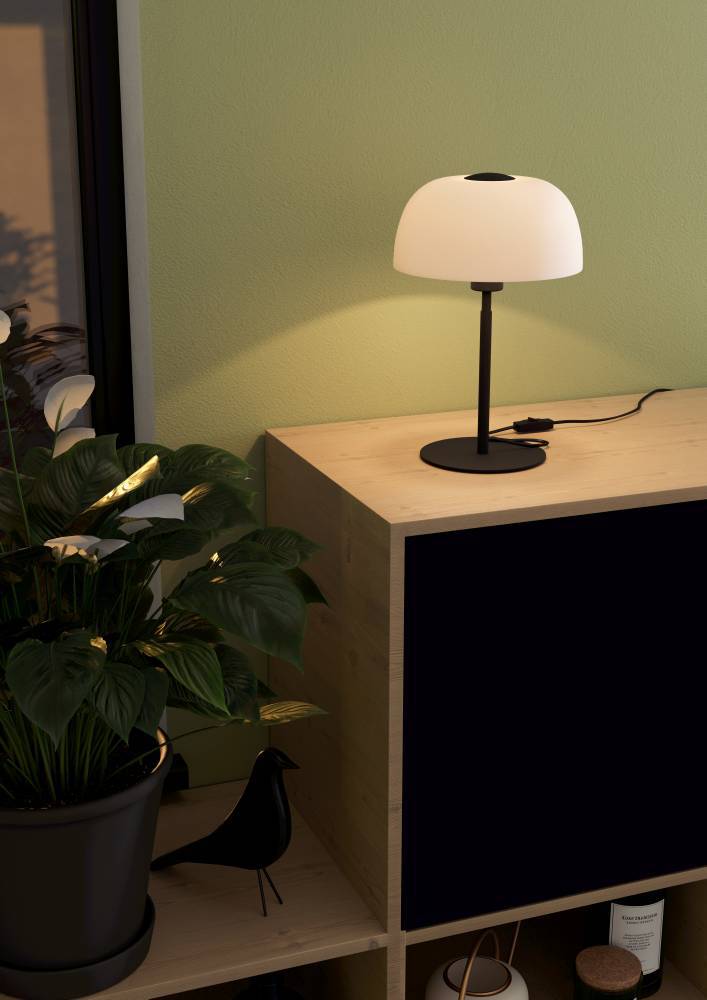Solo 40cm Musta pöytävalaisin valmistajalta Eglo - T&auml;ss&auml; modernissa p&ouml;yt&auml;valaisimessa yhdistyy tyylik&auml;s musta pohja ja kaiverrettu lasivarjostin, joka luo hienostuneen ja elegantin ilmeen.