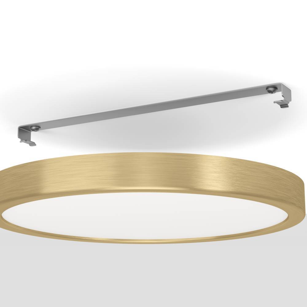 Fueva Ø28 Harjattua messinkiä plafondi valmistajalta Eglo - Py&ouml;re&auml; muoto ja valkoinen diffuusori levitt&auml;v&auml;t tasaisen ja miellytt&auml;v&auml;n valon, joka sopii t&auml;ydellisesti sek&auml; pienten ett&auml; suurten huoneiden valaisemiseen.