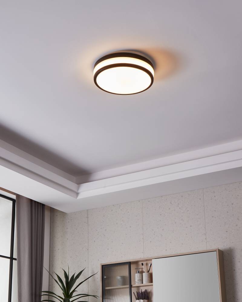 Led Palermo Ø30 Musta kylpyhuoneen valaisin valmistajalta Eglo - Tässä pyöreässä kattovalaisimessa on moderni ja minimalistinen muotoilu ja musta runko, joka ympäröi valkoista diffuusoria.