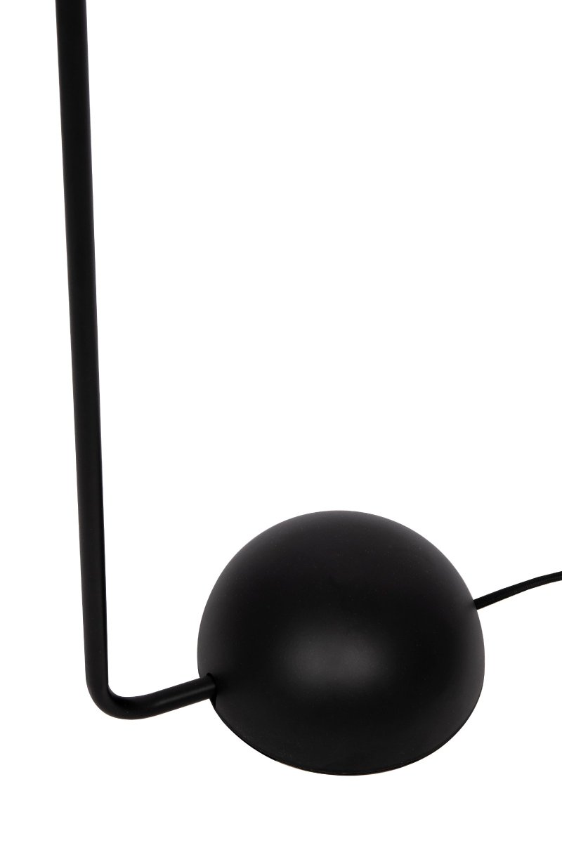 Swan Musta lattiavalaisin valmistajalta Globen Lighting - Valaisin on mustaa metallia ja siinä on yksityiskohdat harjattua messinkiä, siinä on 200 cm pitkä musta tekstiilikaapeli lattiakytkimellä.