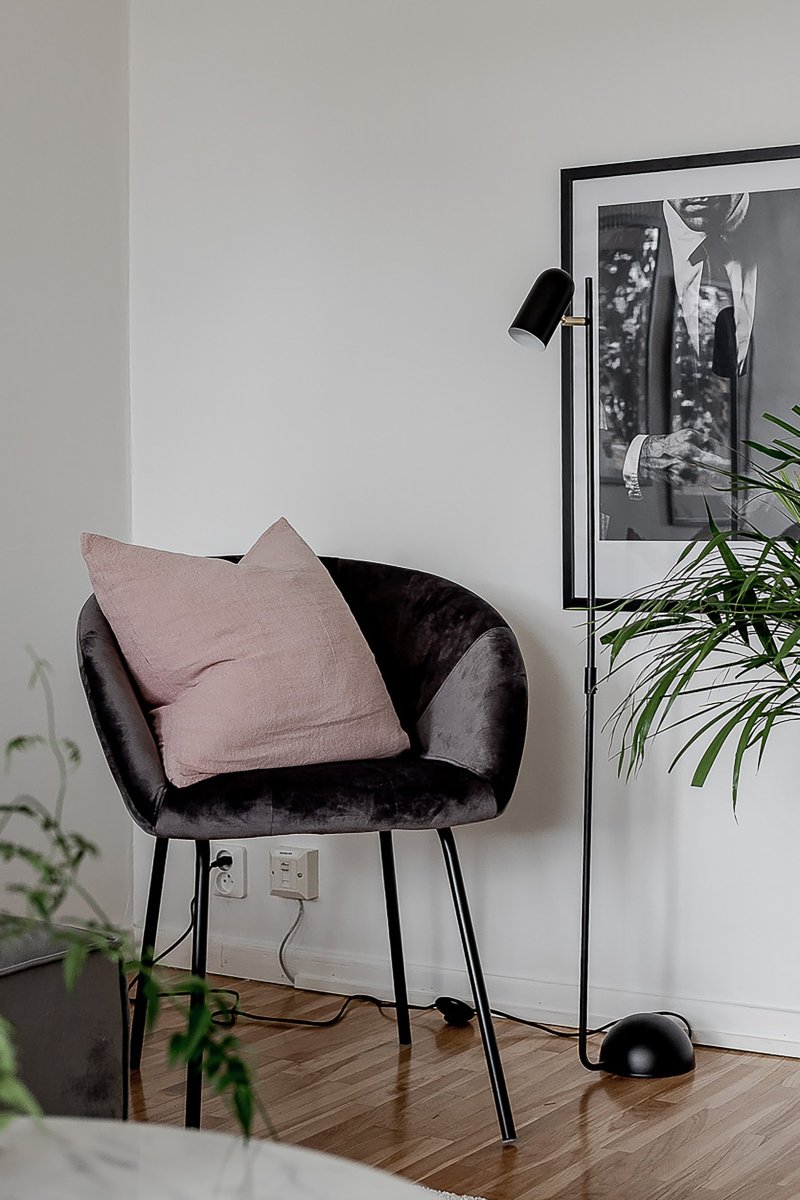 Swan Musta lattiavalaisin valmistajalta Globen Lighting - Valaisin on mustaa metallia ja siinä on yksityiskohdat harjattua messinkiä, siinä on 200 cm pitkä musta tekstiilikaapeli lattiakytkimellä.