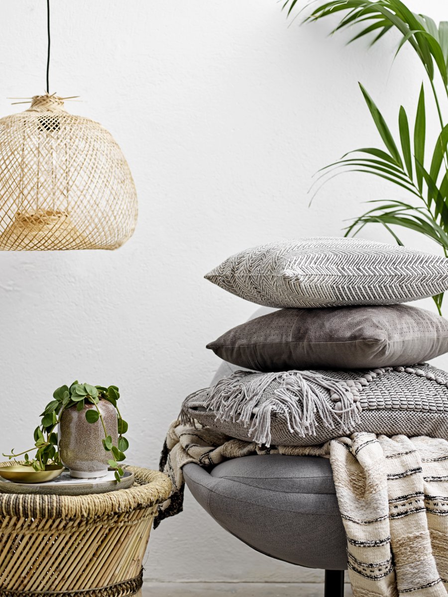 Rodi Ø42 Luonto kattovalaisin valmistajalta Bloomingville - Bloomingvillen Rodi-riippuvalaisin on valmistettu kauniista bambupunoksesta, joka levitt&auml;&auml; pehme&auml;&auml; ja tunnelmallista valoa huoneeseen.