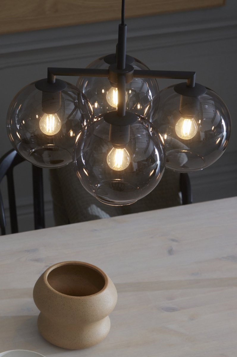 Ture Ø45 Musta kattovalaisin valmistajalta CO Bankeryd - Ture-kattovalaisin on luonteeltaan lämmin, tyylikäs ja kodikas, sillä savulasit luovat tunnelmallista ja tunnelmallista valoa.