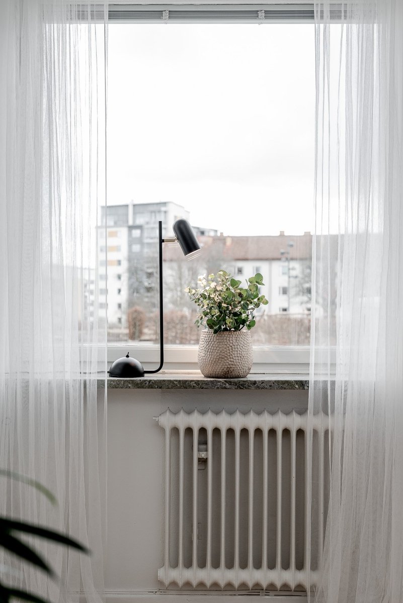 Swan 53cm Musta pöytävalaisin valmistajalta Globen Lighting - Valaisin on valmistettu mustasta metallista ja siinä on yksityiskohdat harjattua messinkiä ja siinä on 200 cm pitkä musta tekstiilikaapeli päällekytkimellä; lampun kanta.
