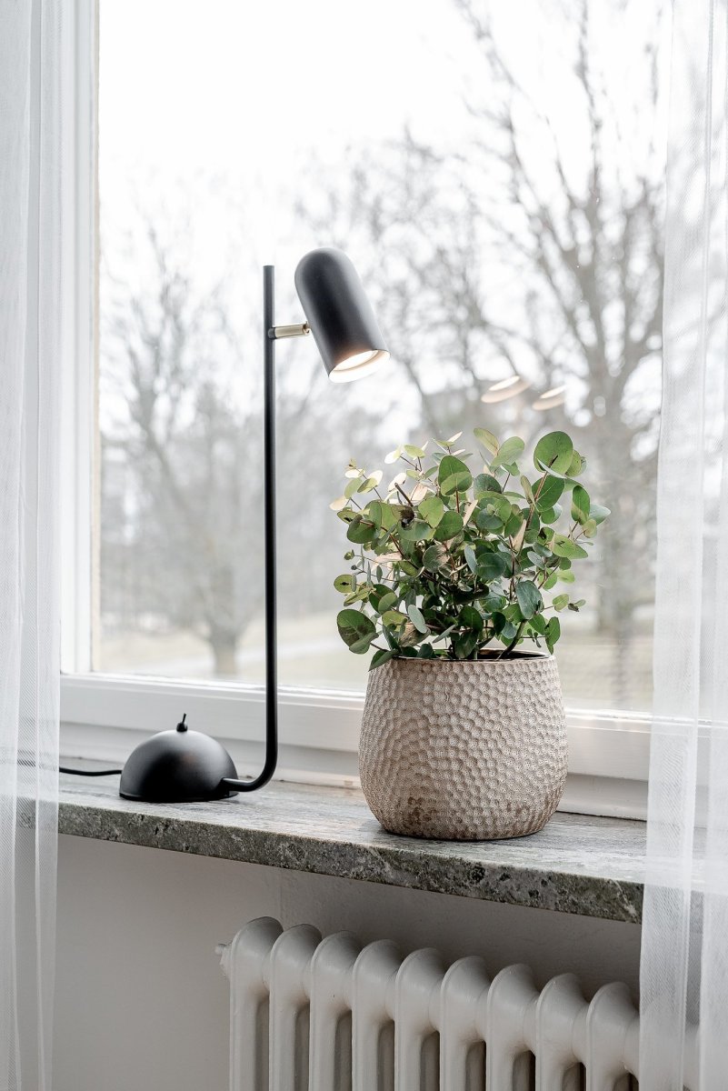 Swan 53cm Musta pöytävalaisin valmistajalta Globen Lighting - Valaisin on valmistettu mustasta metallista ja siinä on yksityiskohdat harjattua messinkiä ja siinä on 200 cm pitkä musta tekstiilikaapeli päällekytkimellä; lampun kanta.