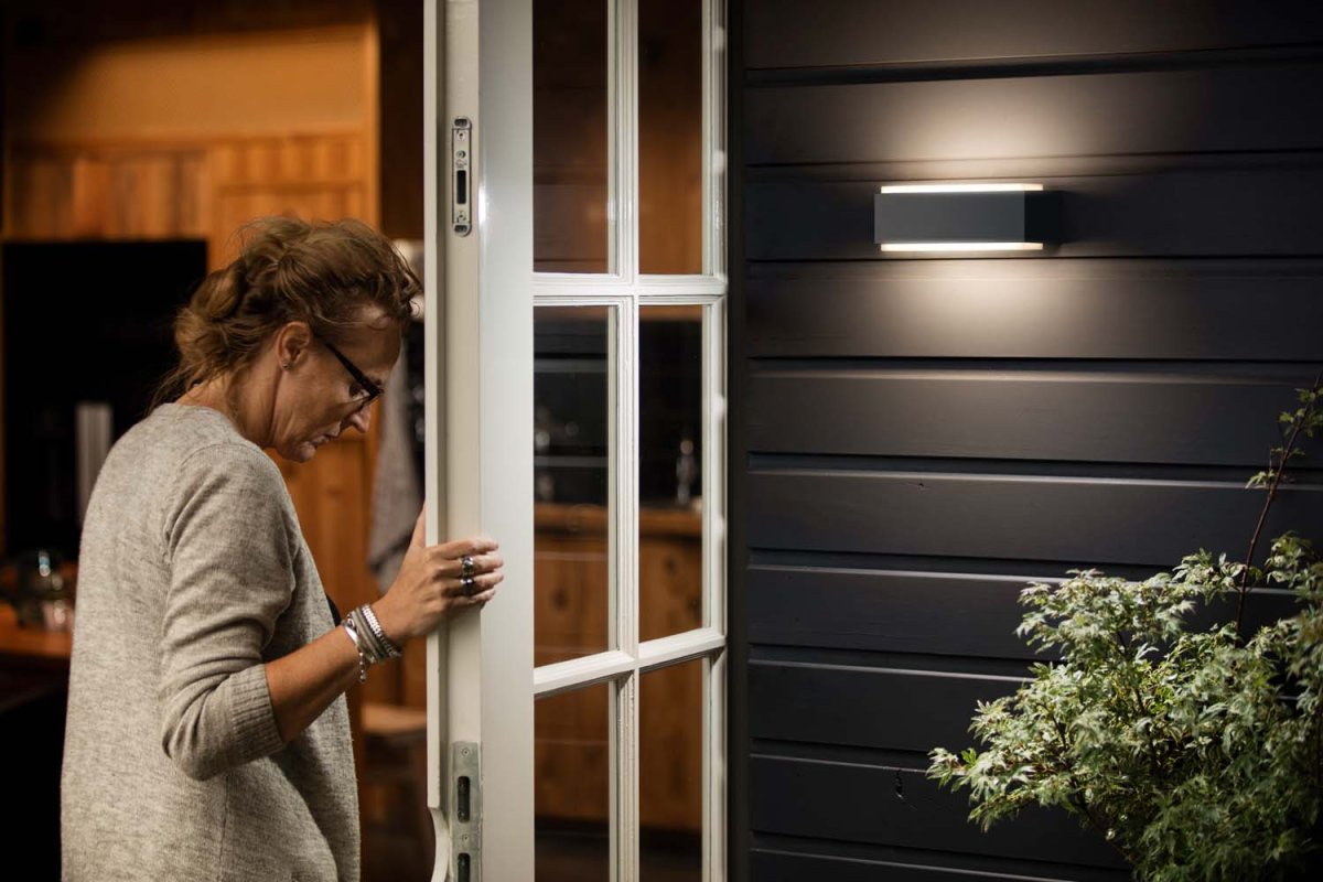 Stratosphere Antrasiitti ulkovalo valmistajalta Philips - Philips Stratosphere LED-ulkoseinävalaisin antrasiitinharmaana on valmistettu kestävästä painevaletusta alumiinista.