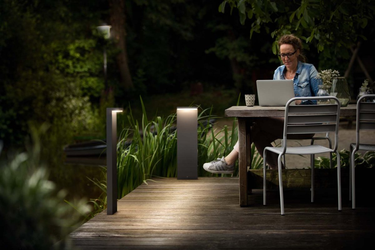 Bustan 77cm Antrasiitti pylväsvalaisimet valmistajalta Philips - kestää kauemmin kuin vastaavat Philipsin LED-ulkovalot &ndash; ja kuluttaa 50 % vähemmän energiaa.