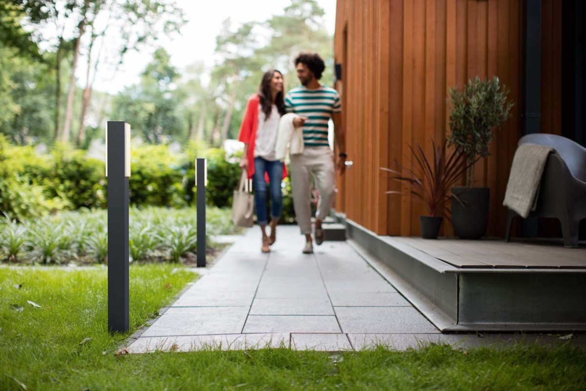 Stratosphere 77cm Antrasiitti pylväsvalaisimet valmistajalta Philips - kestää kauemmin kuin vastaavat Philipsin LED-ulkovalot &ndash; ja kuluttaa 50 % vähemmän energiaa.