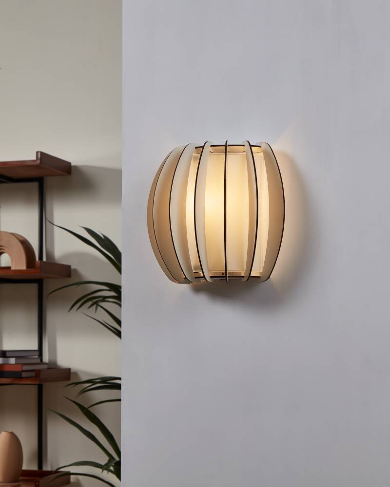 Stellato 2 Valkoinen seinävalaisin valmistajalta Eglo - Valkoiset säleet muodostavat ainutlaatuisen rakenteen, joka syleilee valonlähdettä ja levittää pehmeää ja miellyttävää valoa huoneeseen.