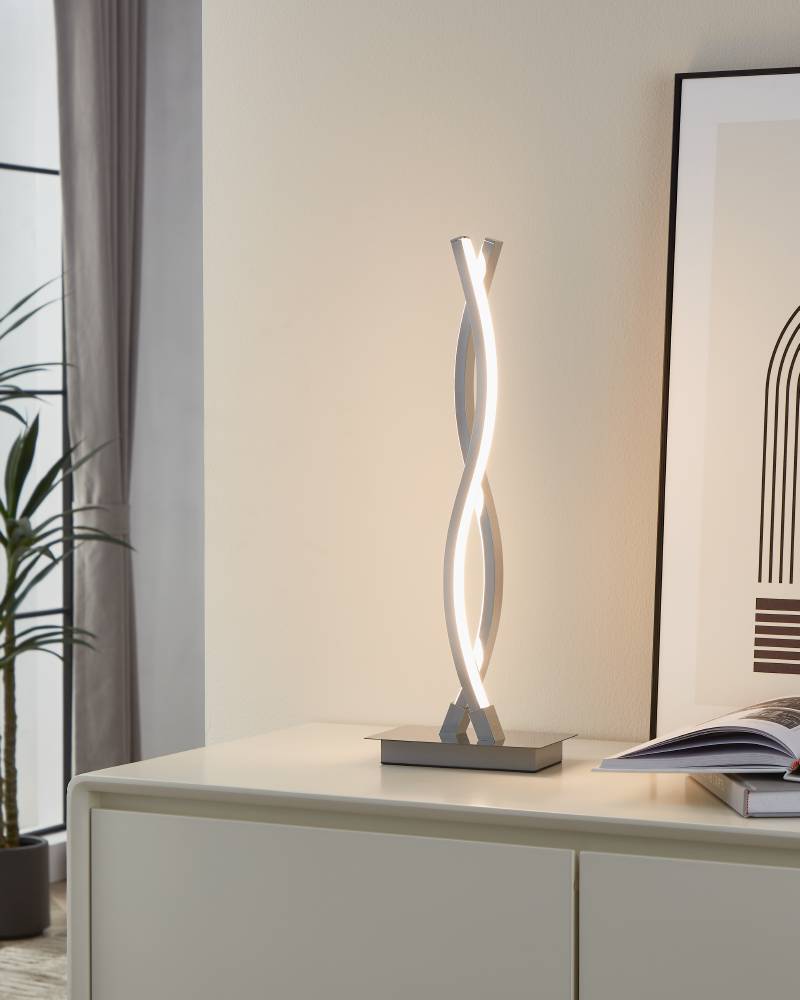 Lasana 46cm Kromi pöytävalaisin valmistajalta Eglo - Tyylikk&auml;&auml;t kaaret ja minimalistinen tyyli tekev&auml;t siit&auml; ihanteellisen valinnan moderniin sisustukseen, ja sen ohut kromiviimeistely antaa sille hienovaraisen ja hienostuneen ilmeen.