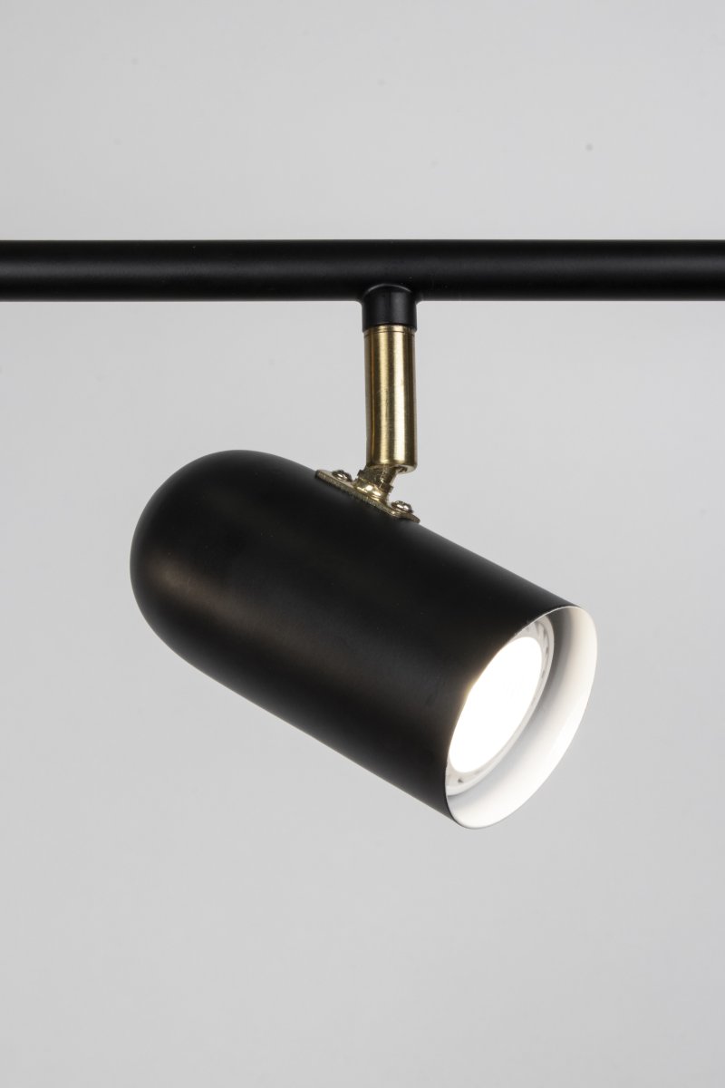 Swan 5 Musta kohdevalaisin valmistajalta Globen Lighting - Swanissa on 200 cm pitk&auml; valkoinen tekstiilijohto ja kytkent&auml;rasia, kattopistoke ei sis&auml;lly toimitukseen.