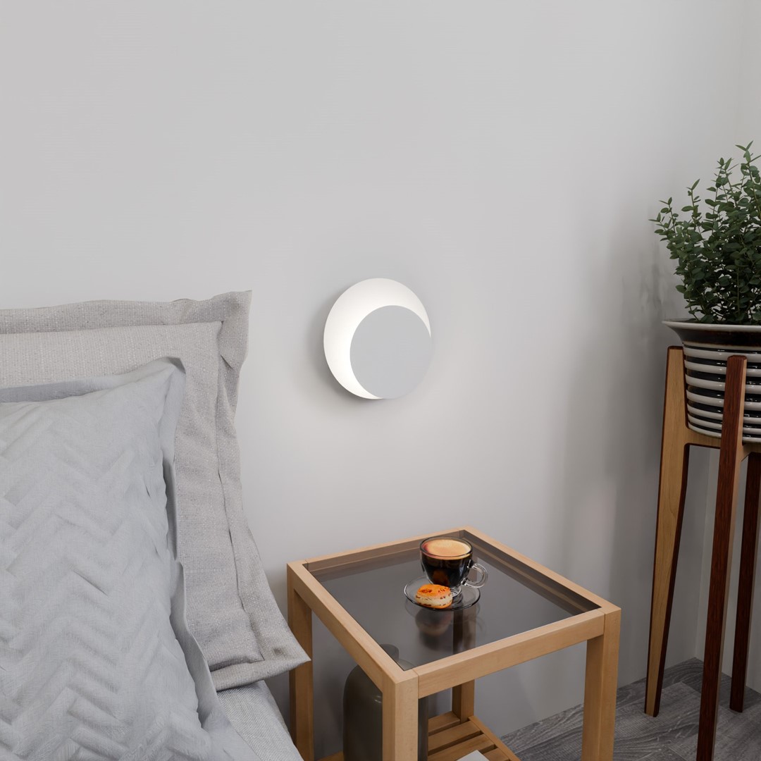Circle 22cm Valkoinen seinävalaisin valmistajalta Emibig Lighting - Sen geometriset ympyrät herättävät huomiota, ja puisten elementtien ansiosta sisusta tulee lämmin ja kodikas.