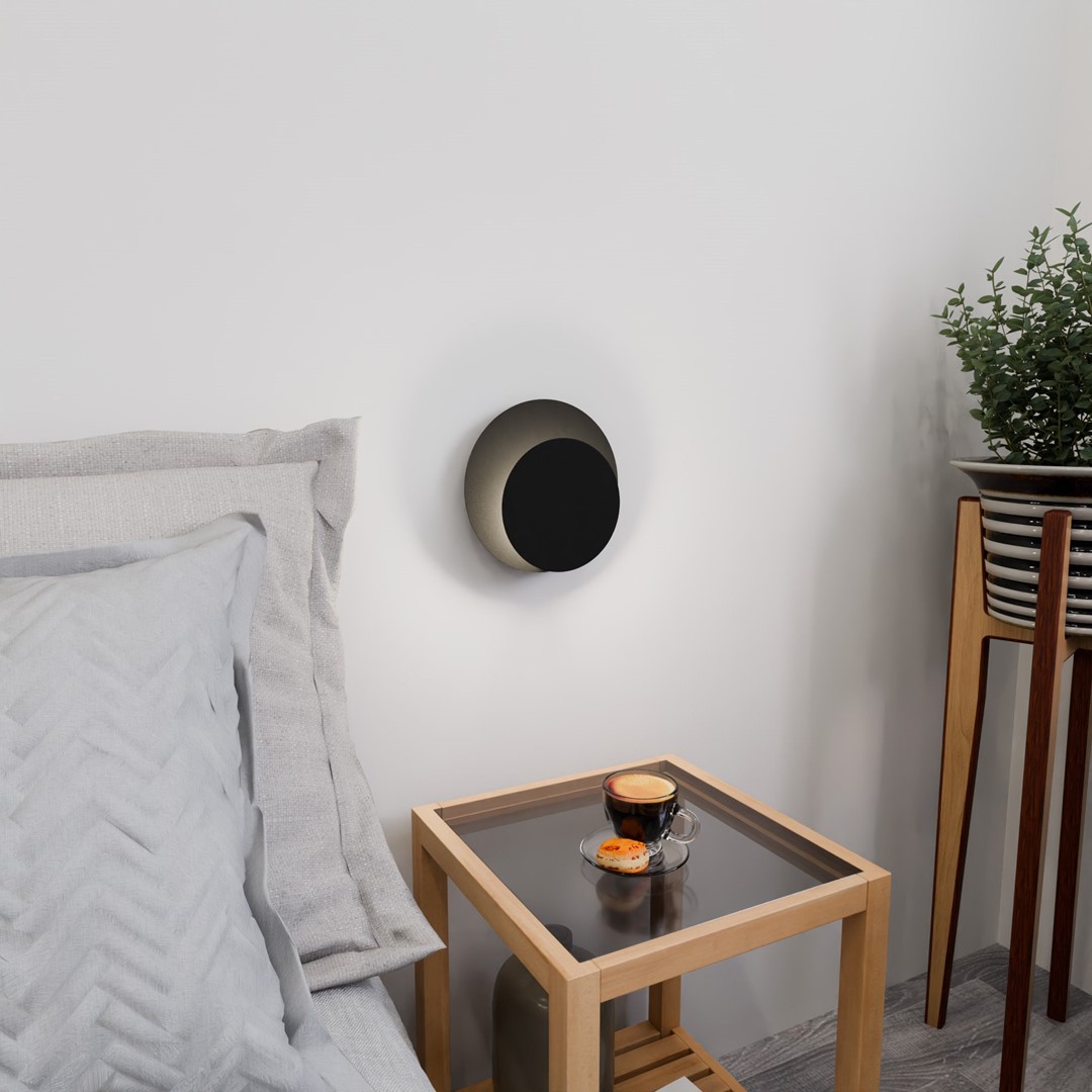 Circle 22cm Musta seinävalaisin valmistajalta Emibig Lighting - Sen geometriset ympyr&auml;t her&auml;tt&auml;v&auml;t huomiota, ja puisten elementtien ansiosta sisusta tulee l&auml;mmin ja kodikas.