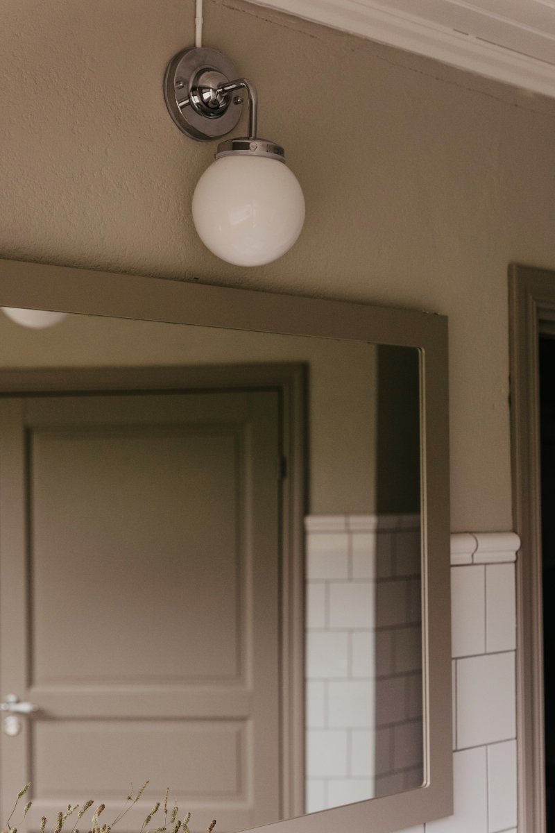 Alley 20cm Kromi/valkoinen kylpyhuoneen valaisin valmistajalta Globen Lighting - Valaisin on valmistettu metallista ja siinä on valkoinen opaalilasivarjostin, joka luo kauniin valonjaon huoneeseen.