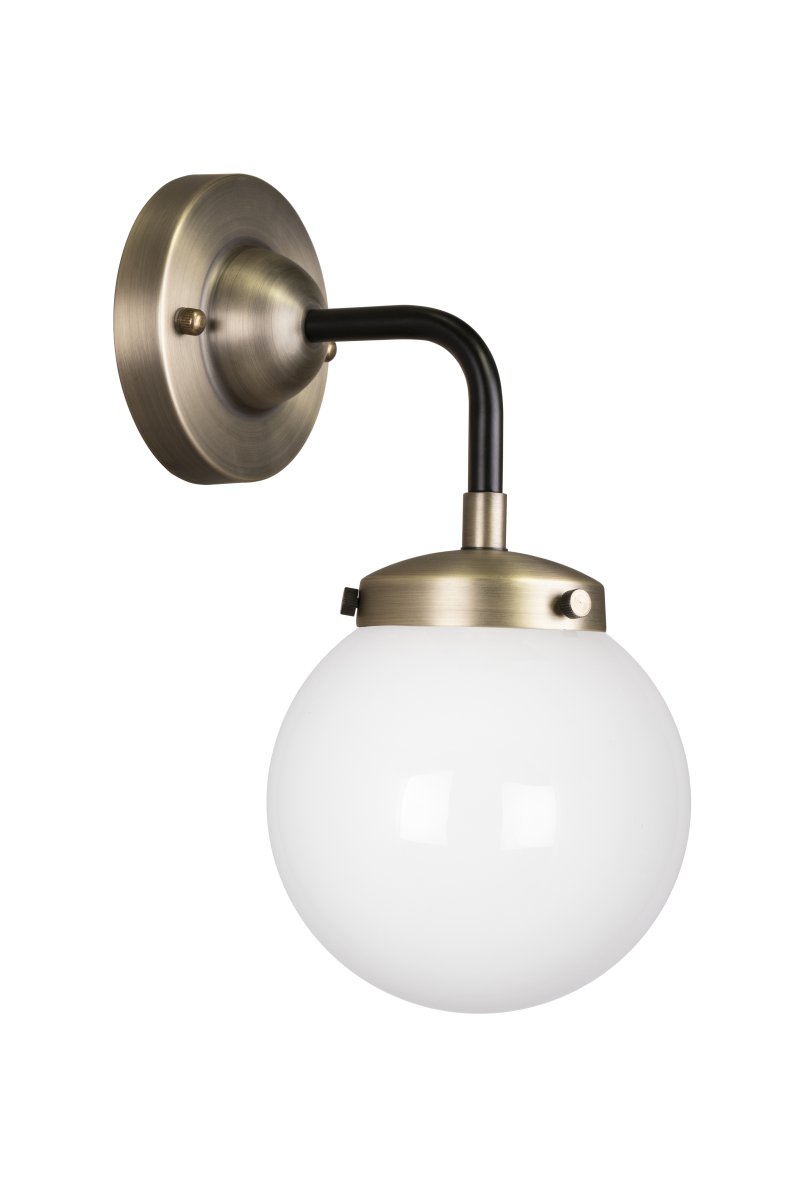 Alley 20cm Antiikkimessinki/valkoinen kylpyhuoneen valaisin valmistajalta Globen Lighting - Valaisin on valmistettu metallista ja siinä on valkoinen opaalilasivarjostin, joka luo kauniin valonjaon huoneeseen.
