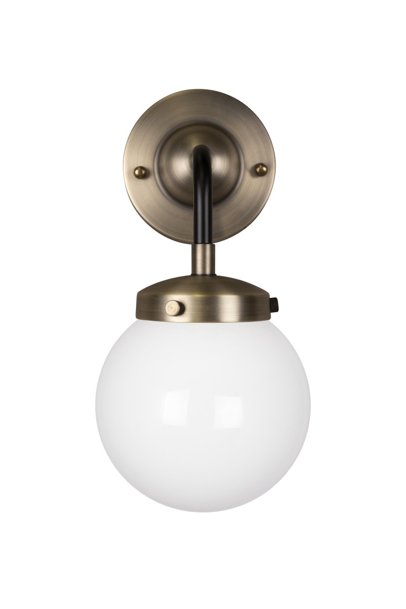 Alley 20cm Antiikkimessinki/valkoinen kylpyhuoneen valaisin valmistajalta Globen Lighting - Valaisin on valmistettu metallista ja siinä on valkoinen opaalilasivarjostin, joka luo kauniin valonjaon huoneeseen.