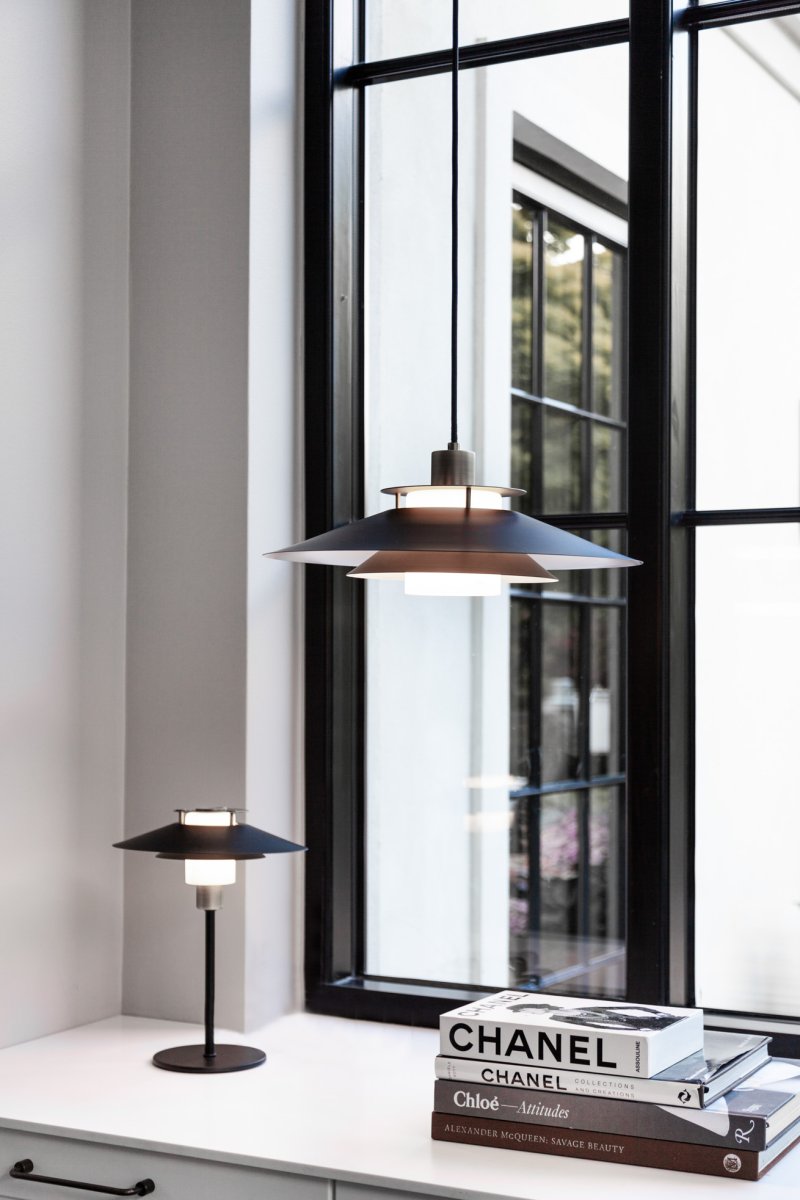 Rivoli 33cm Kupari pöytävalaisin valmistajalta Halo Design - Rivoli-p&ouml;yt&auml;valaisin on tyylik&auml;s ja hienostunut valaistusratkaisu, jossa yhdistyy moderni muotoilu ajattomiin materiaaleihin.