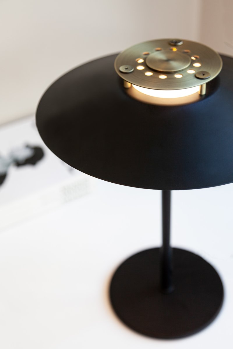 Rivoli 33cm Kupari pöytävalaisin valmistajalta Halo Design - Rivoli-p&ouml;yt&auml;valaisin on tyylik&auml;s ja hienostunut valaistusratkaisu, jossa yhdistyy moderni muotoilu ajattomiin materiaaleihin.