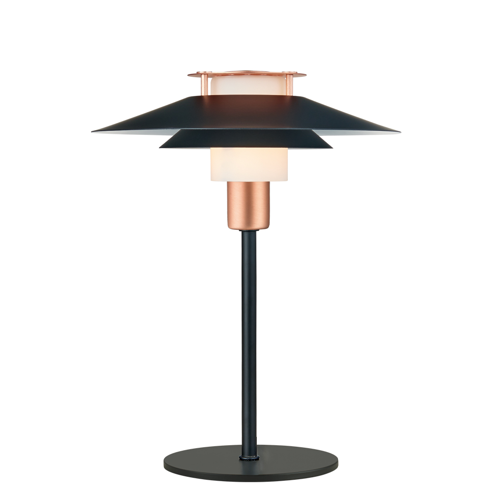 Rivoli 33cm Kupari pöytävalaisin valmistajalta Halo Design - Rivoli-p&ouml;yt&auml;valaisin on tyylik&auml;s ja hienostunut valaistusratkaisu, jossa yhdistyy moderni muotoilu ajattomiin materiaaleihin.