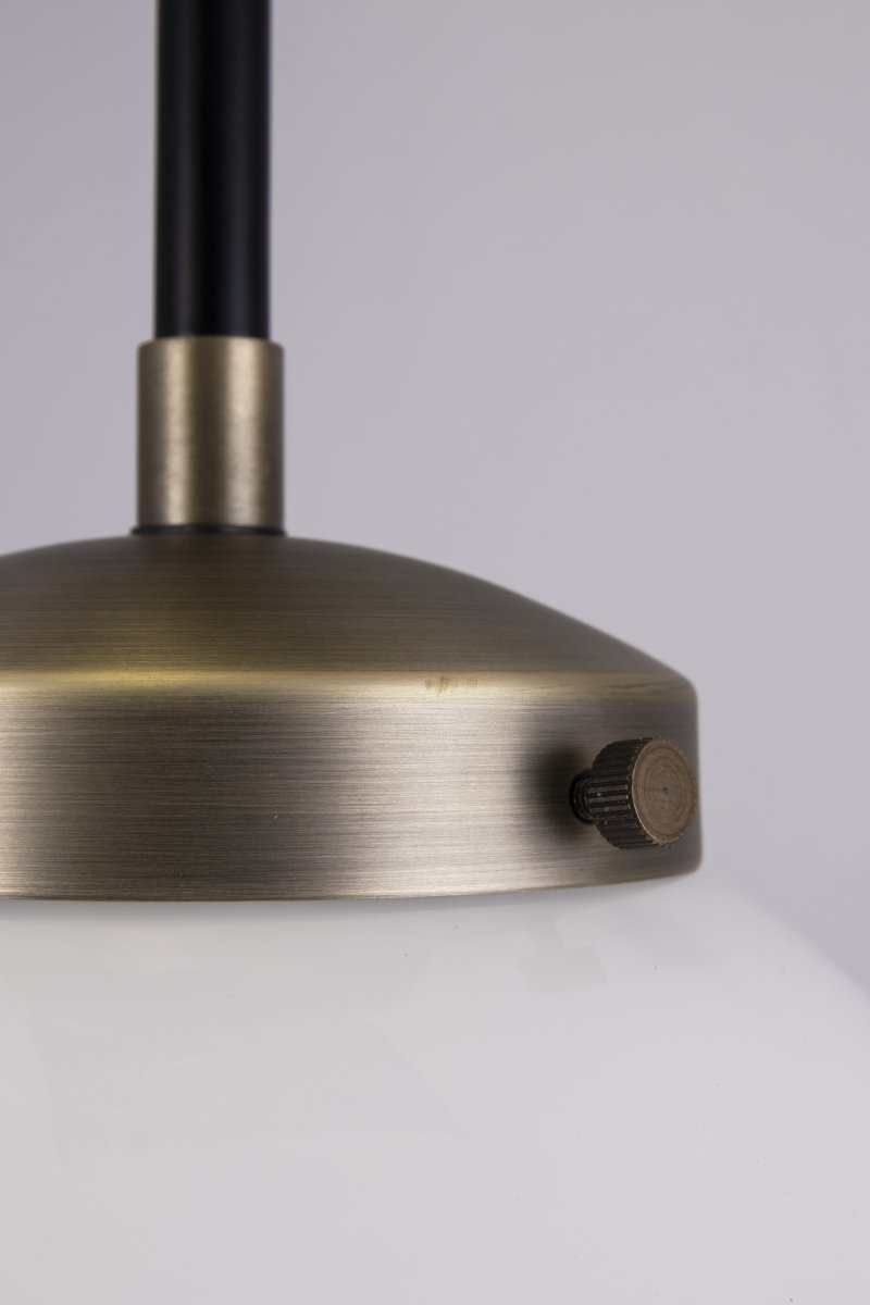 Alley Ø20 Antiikkimessinki/valkoinen kylpyhuoneen valaisin valmistajalta Globen Lighting - Valaisin on valmistettu metallista ja siinä on valkoinen opaalilasivarjostin, joka levittää kauniisti valoa huoneeseen.