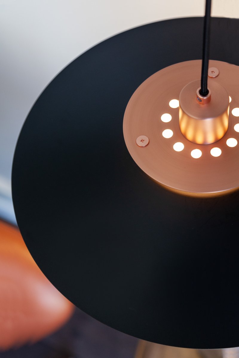 Rivoli Ø40 Kupari kattovalaisin valmistajalta Halo Design - Valaisin mustilla, kerroksittain varjostimilla ja harjatusta kuparista tehdyillä yksityiskohdilla levittää pehmeää ja tasaista valoa, joka luo harmonisen tunnelman.