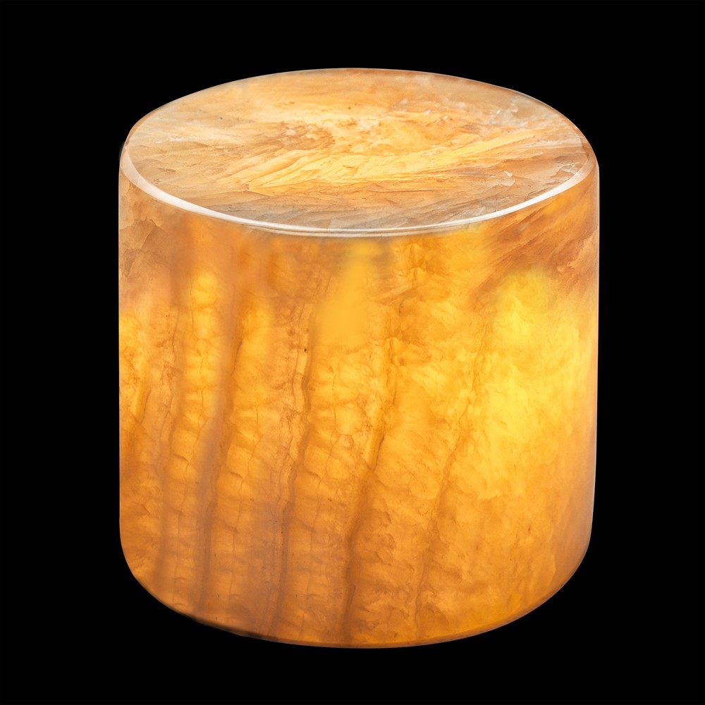 Marble 8cm Beige valmistajalta Unison - P&ouml;yt&auml;valaisin toimii kahdella AA-paristolla ja siin&auml; on ajastintoiminto, jossa on 6 tuntia p&auml;&auml;ll&auml; ja 18 tuntia pois p&auml;&auml;lt&auml;.