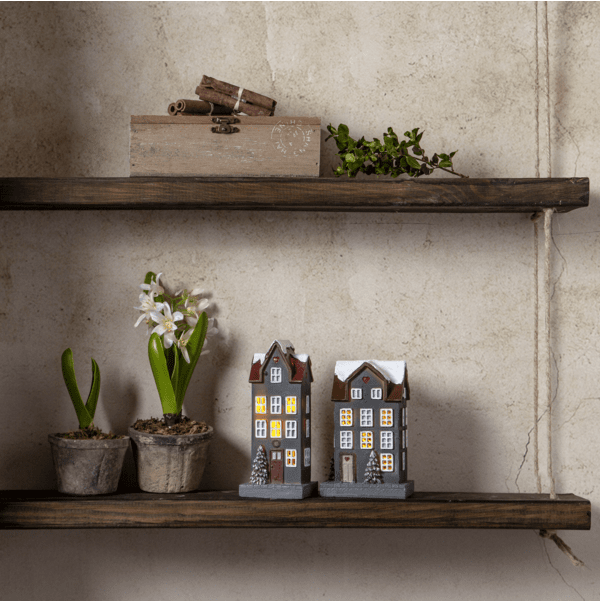 Hus 2 Kpl Harmaa valmistajalta Star Trading - Sopii t&auml;ydellisesti pime&auml;&auml;n vuodenaikaan ja tulee tunnelmalliseksi koristeeksi adventtiin ja jouluun.