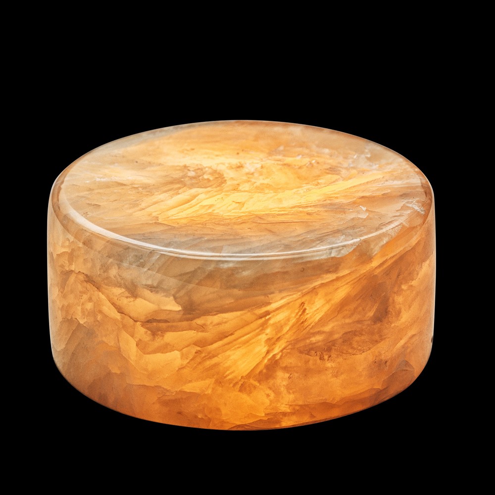 Marble 4cm Beige valmistajalta Unison - P&ouml;yt&auml;valaisin toimii kahdella AA-paristolla ja siin&auml; on ajastintoiminto, jossa on 6 tuntia p&auml;&auml;ll&auml; ja 18 tuntia pois p&auml;&auml;lt&auml;.