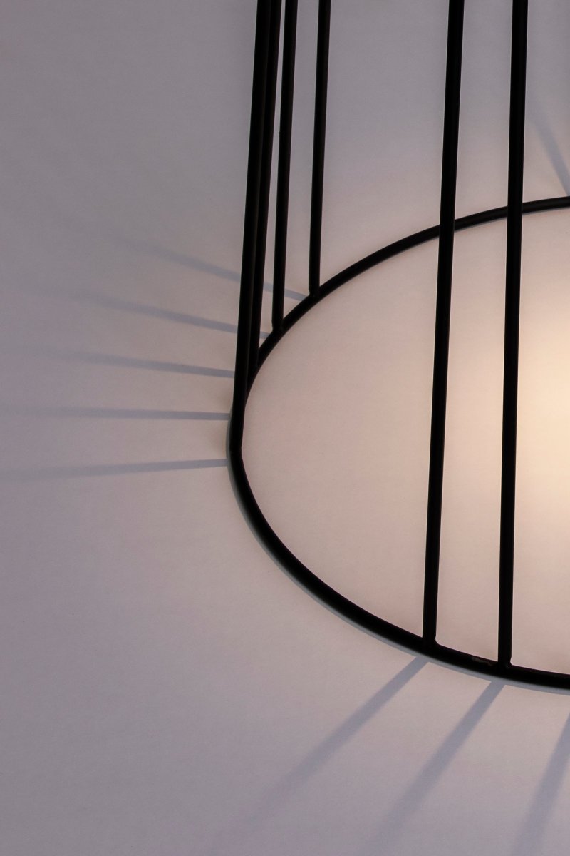 Koster Musta valmistajalta Globen Lighting - Koster on graafinen valaisin, jolla on IP44-luokiteltu.