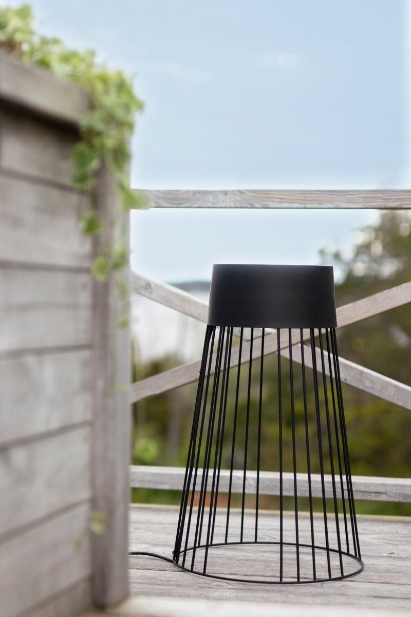 Koster Musta valmistajalta Globen Lighting - Koster on graafinen valaisin, jolla on IP44-luokiteltu.