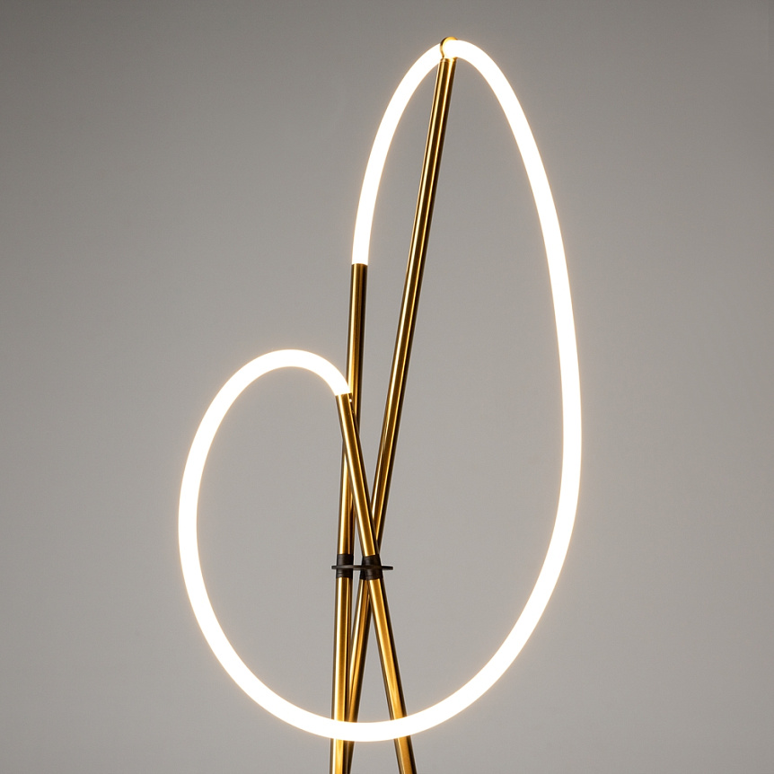 Crochet Kulta lattiavalaisin valmistajalta Maytoni - Kirkkautta on helppo s&auml;&auml;t&auml;&auml; lattiakytkimen sis&auml;&auml;nrakennetulla himmentimell&auml; &ndash; t&auml;ydellinen yhdistelm&auml; muotoa, toimivuutta ja tunnelmaa.