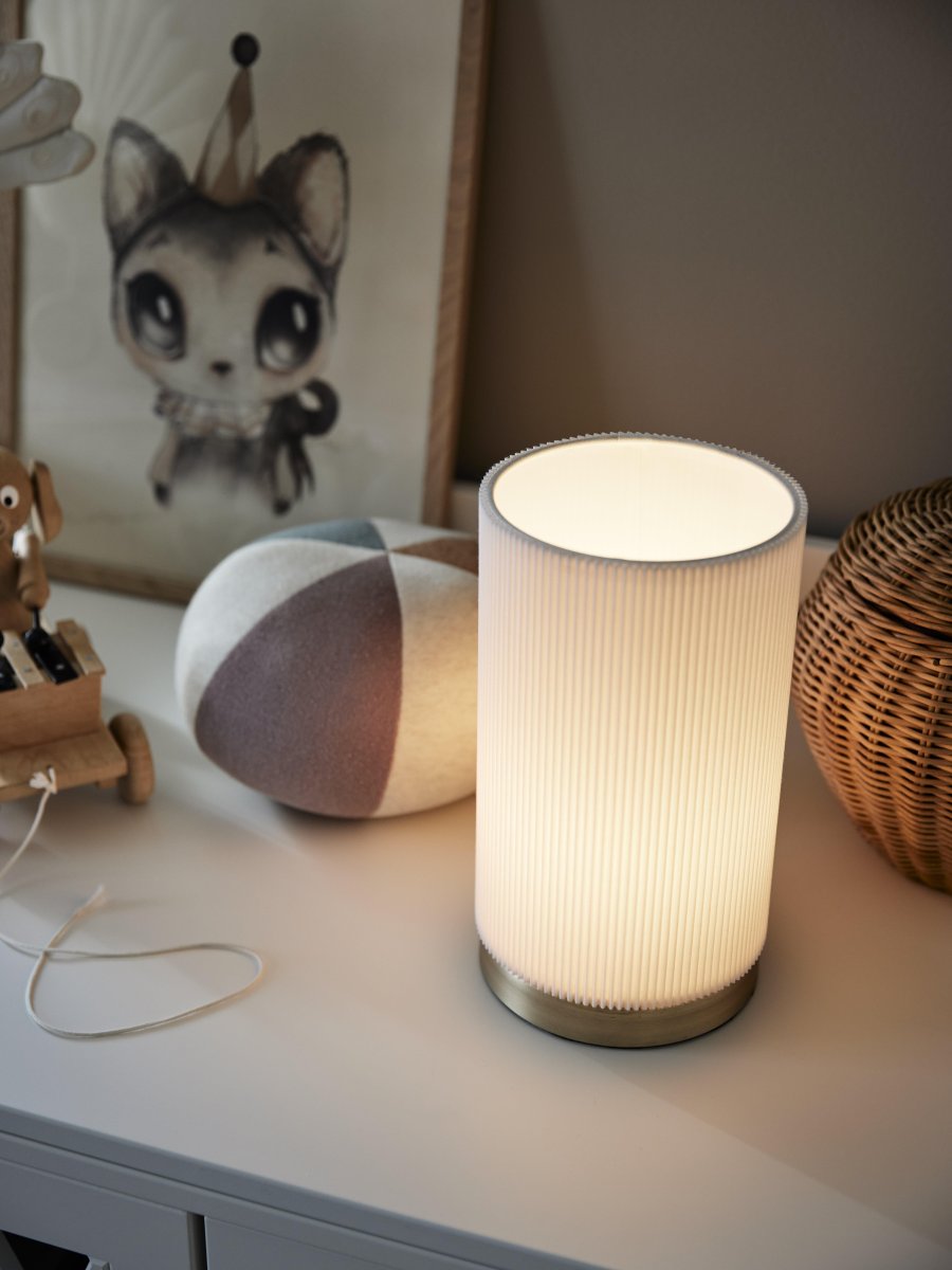 Dora 25cm Valkoinen pöytävalaisin valmistajalta PR Home - Tyylik&auml;s p&ouml;yt&auml;valaisin kiinte&auml;ll&auml; varjostimella, joka on valmistettu laskostetusta polyesterista ja puuvillasta.