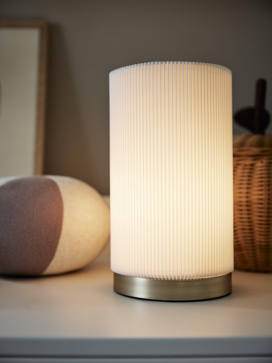 Dora 25cm Valkoinen pöytävalaisin valmistajalta PR Home - Tyylik&auml;s p&ouml;yt&auml;valaisin kiinte&auml;ll&auml; varjostimella, joka on valmistettu laskostetusta polyesterista ja puuvillasta.