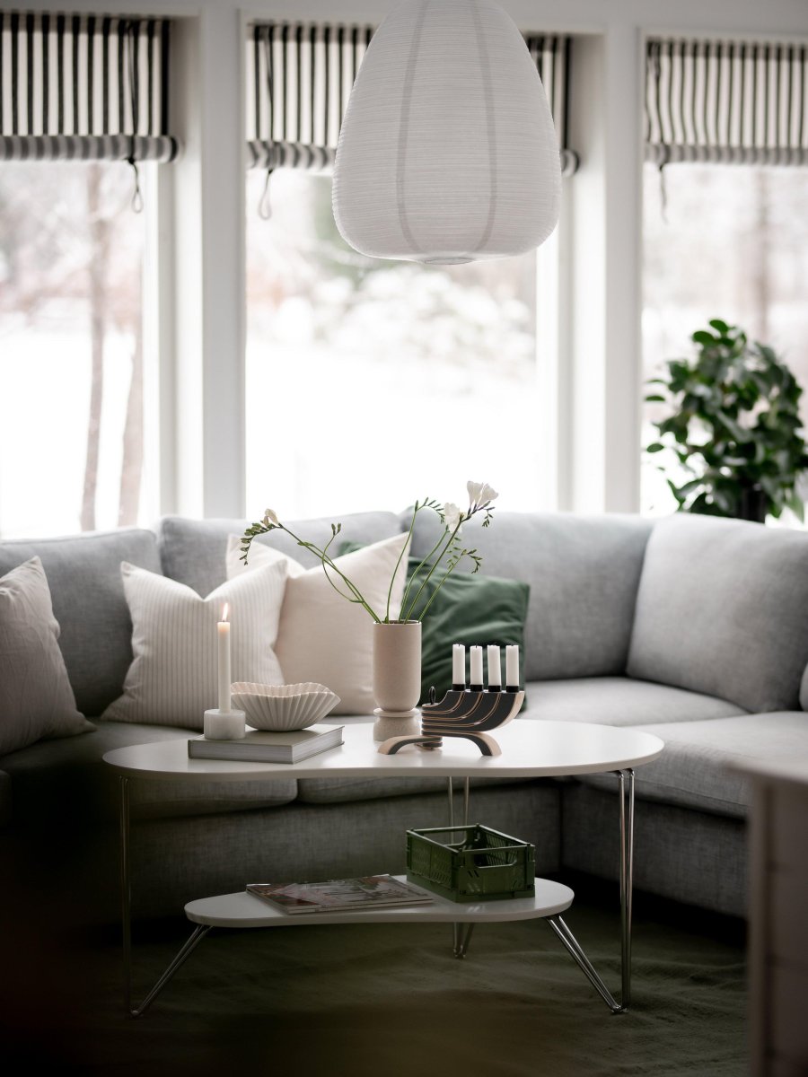 Maki Varjostinta Ø43 Ei Sis. Ripustinta Valkoinen kattovalaisin valmistajalta PR Home - Muotoonsa venytetty metallilaajentimen avulla, johon on kiinnitetty my&ouml;s lampun johto.