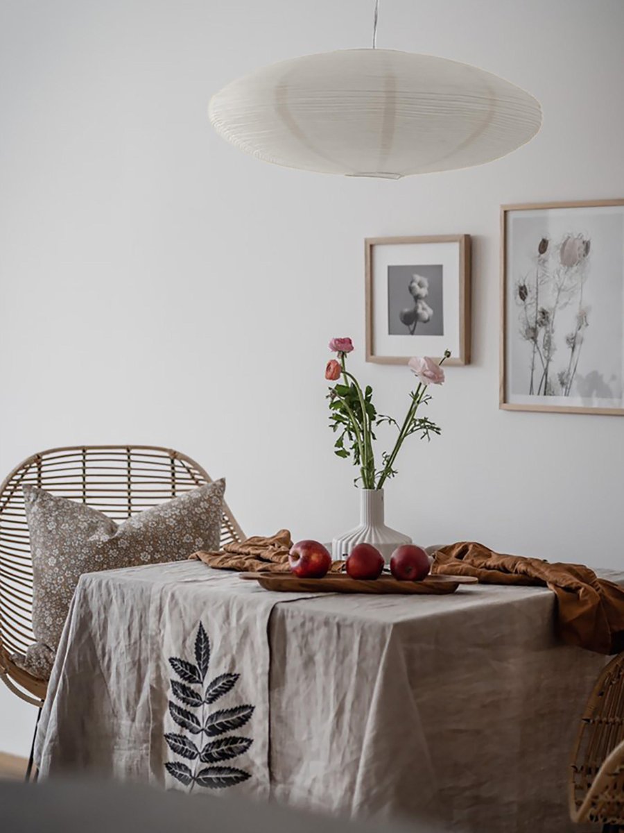 Yuni Varjostinta Ei Sis. Ripustinta Ø58 Valkoinen kattovalaisin valmistajalta PR Home - Muotoonsa venytetty metallilaajentimen avulla, johon on kiinnitetty my&ouml;s lampun johto.