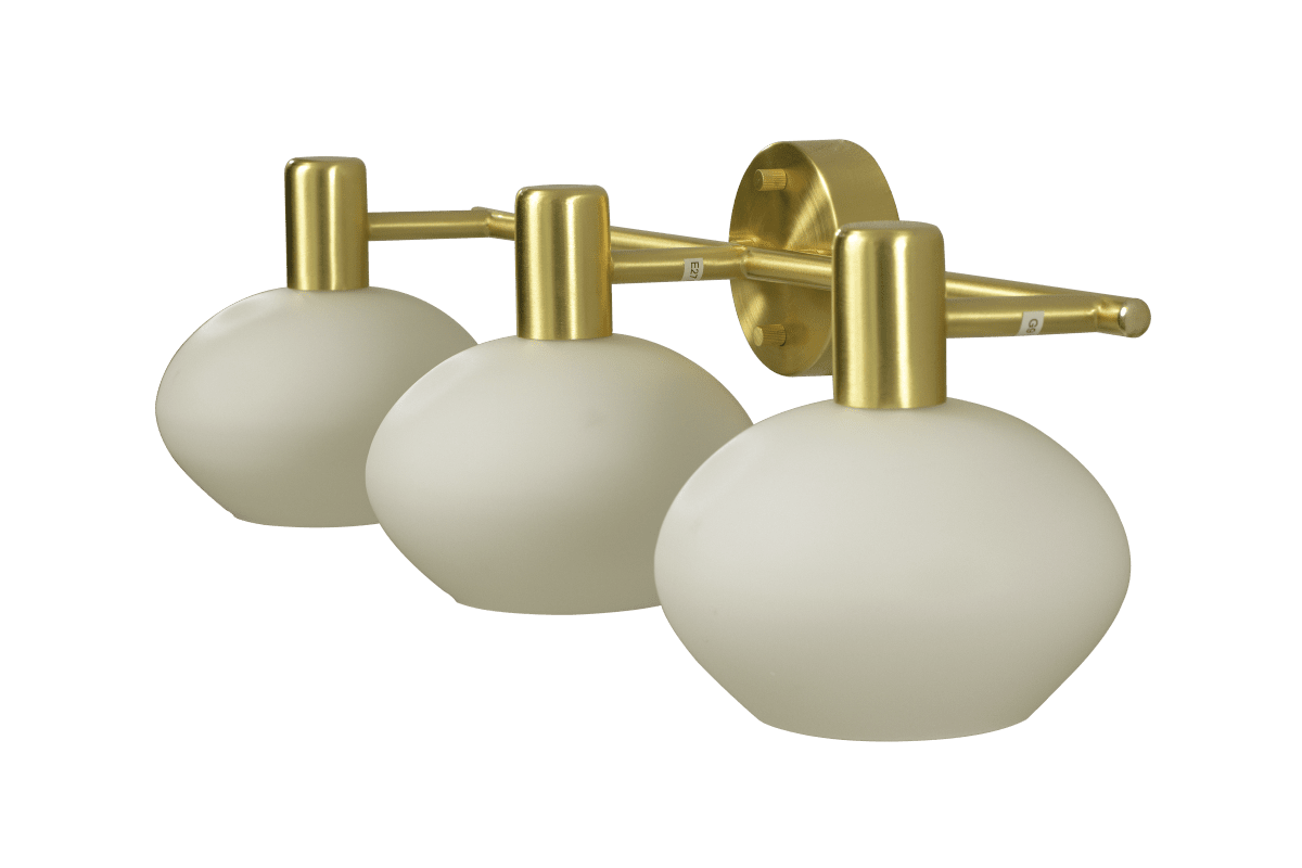 Elba 63cm Matt Brass kylpyhuoneen valaisin valmistajalta Aneta Lighting - Tässä metallista ja mattapintaisesta messingistä valmistetussa seinävalaisimessa on tyylikäs muotoilu ja kolme kauniisti muotoiltua opaalivalkoista lasikupua, jotka luovat pehmeän ja miellyttävän valon.