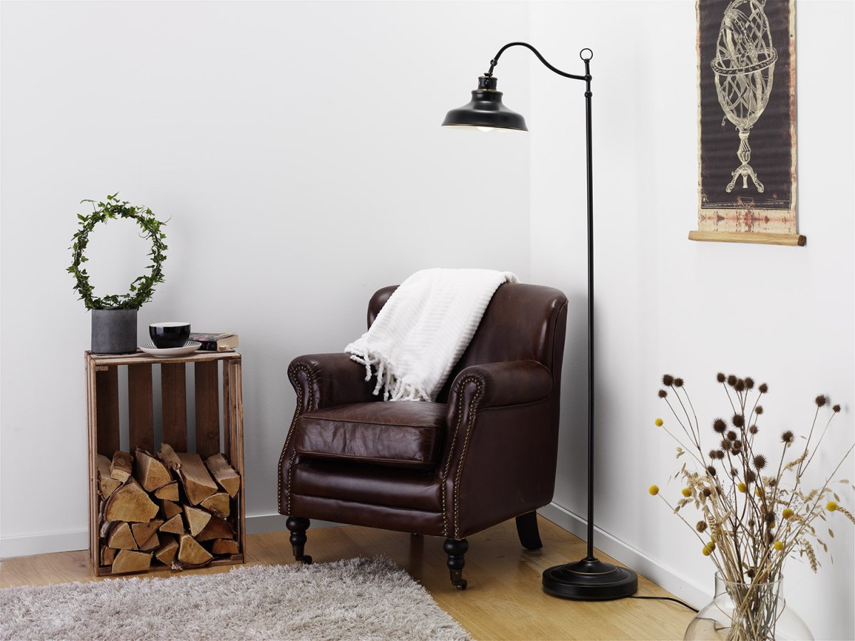 New Haven Musta lattiavalaisin valmistajalta Cottex - New Haven metallilattiavalaisin mustalla antiikkiviimeistelyll&auml; on tyylik&auml;s ja teollinen valaistusratkaisu, joka lis&auml;&auml; kotiisi luonnetta.