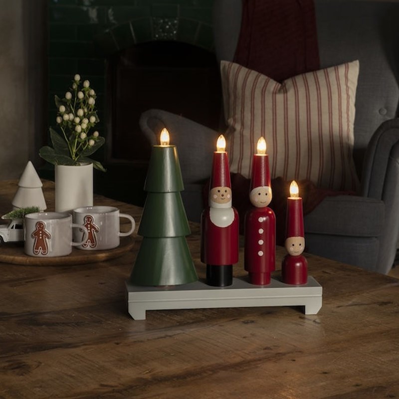 Adventtikynttelikkö Tonttu Punainen/vihreä valmistajalta Konstsmide - Nelj&auml; kynttil&auml;&auml; levitt&auml;v&auml;t l&auml;mmint&auml; ja miellytt&auml;v&auml;&auml; valoa, ja yksityiskohtaiset joulupukit luovat hauskan ja kodikkaan tunnelman.