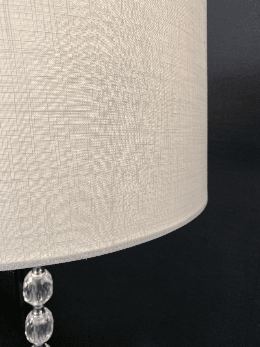 Johanna Kromi lattiavalaisin valmistajalta Aneta Lighting - Johanna-lattiavalaisin on todellinen klassikko kromatulla metallilla, jonka prismakoristeelliset nupit on valmistettu hienoimmasta akryylist&auml; ja valkoisesta tekstiilivarjostimesta.